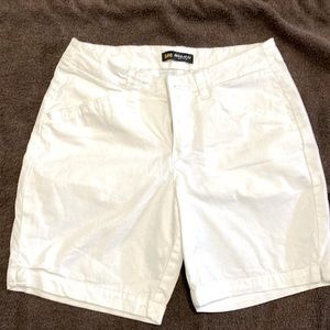 Size 2 white Lee regular fit shorts with front and back pockets.